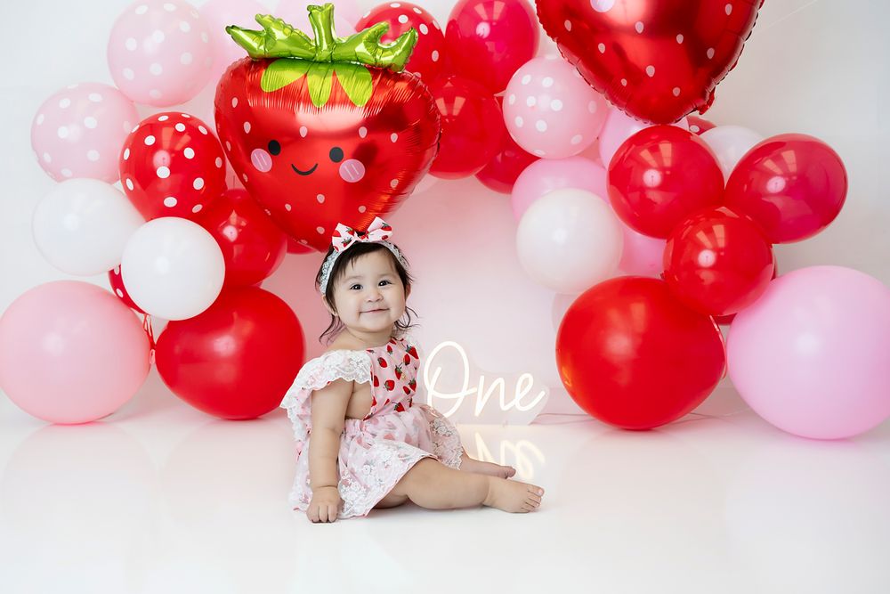 Cake smash session with a balloon garland